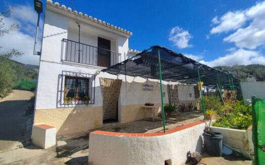 CASA CON TERRENO EN PERIANA