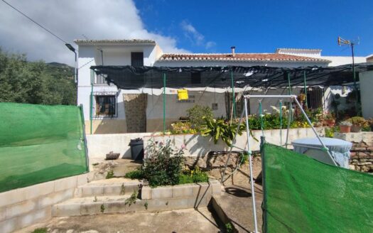 CASA CON TERRENO EN PERIANA