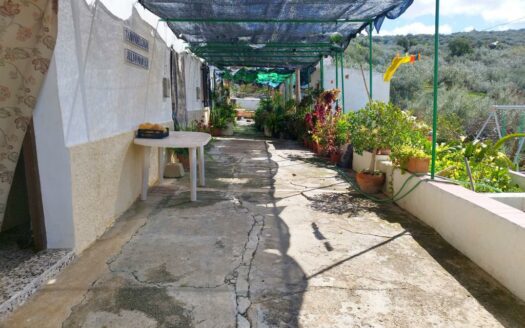 CASA CON TERRENO EN PERIANA