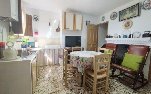 CASA CON TERRENO EN PERIANA