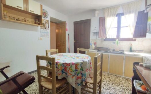 CASA CON TERRENO EN PERIANA