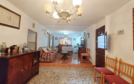 CASA CON TERRENO EN PERIANA