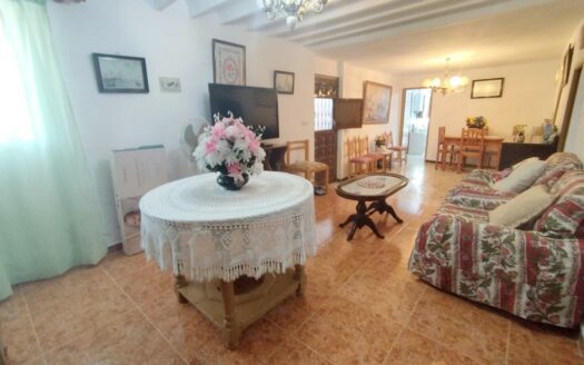 CASA CON TERRENO EN PERIANA