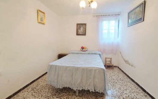 CASA CON TERRENO EN PERIANA