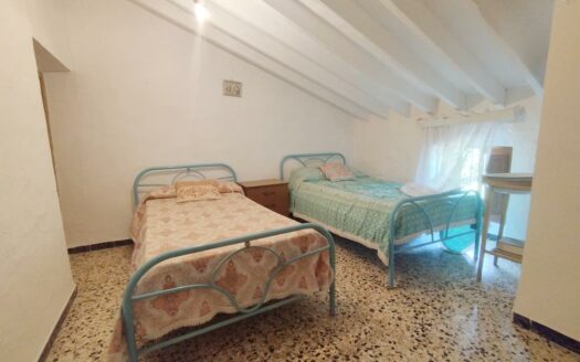 CASA CON TERRENO EN PERIANA