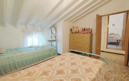 CASA CON TERRENO EN PERIANA