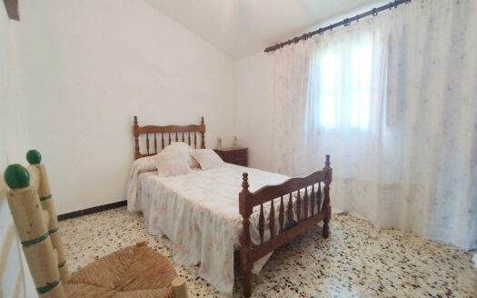 CASA CON TERRENO EN PERIANA