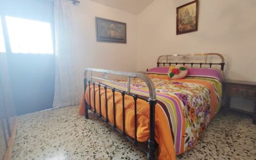 CASA CON TERRENO EN PERIANA