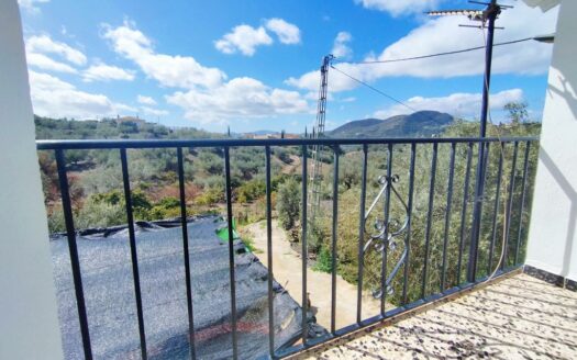 CASA CON TERRENO EN PERIANA