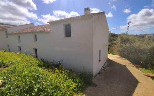 CASA CON TERRENO EN PERIANA