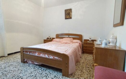 CASA CON TERRENO EN PERIANA