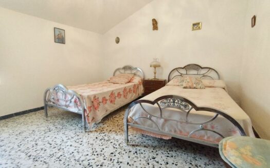 CASA CON TERRENO EN PERIANA