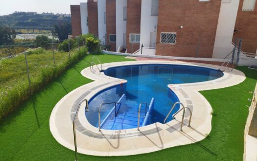 CHALET ADOSADO EN ALMAYATE