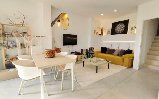 CHALET ADOSADO EN ALMAYATE