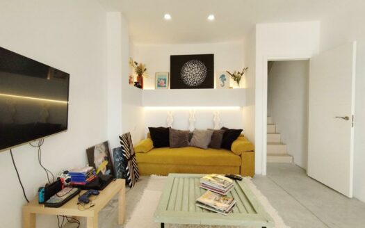 CHALET ADOSADO EN ALMAYATE