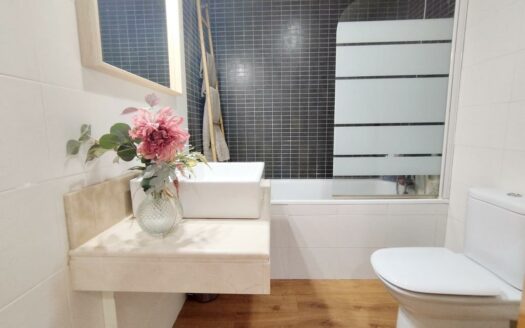 CHALET ADOSADO EN ALMAYATE