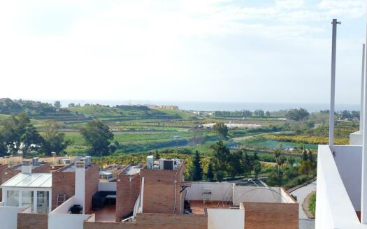 CHALET ADOSADO EN ALMAYATE