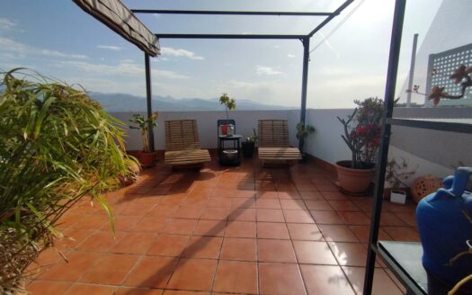 CHALET ADOSADO EN ALMAYATE