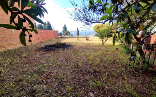 CASA CON TERRENO EN PERIANA