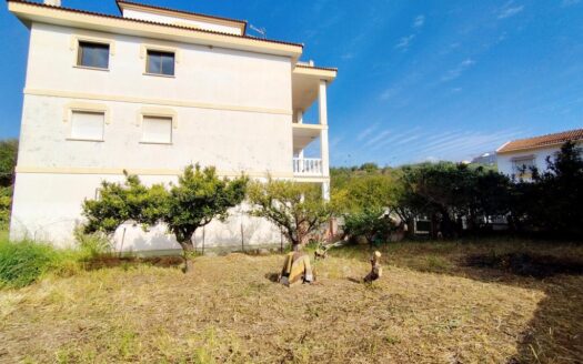 CASA CON TERRENO EN PERIANA