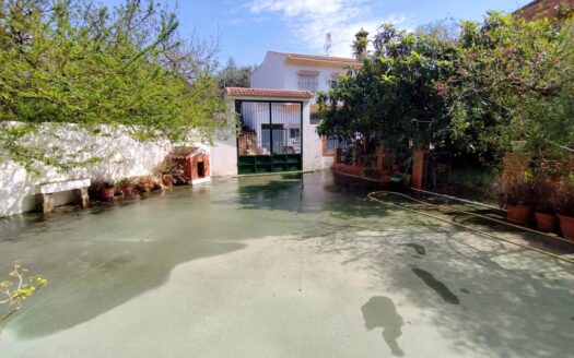 CASA CON TERRENO EN PERIANA