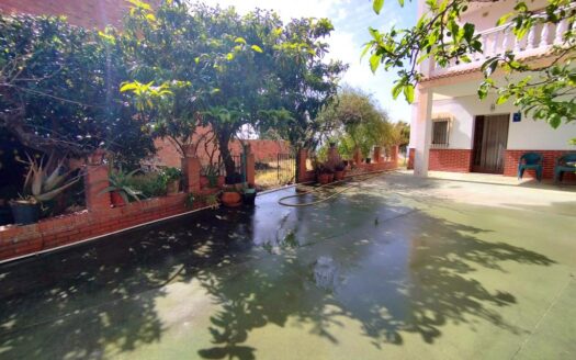 CASA CON TERRENO EN PERIANA