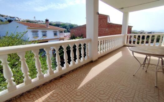 CASA CON TERRENO EN PERIANA