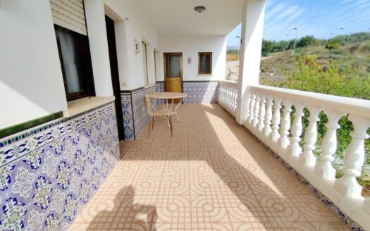 CASA CON TERRENO EN PERIANA