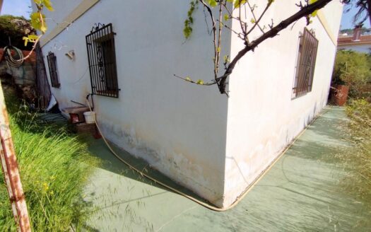 CASA CON TERRENO EN PERIANA