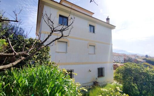 CASA CON TERRENO EN PERIANA