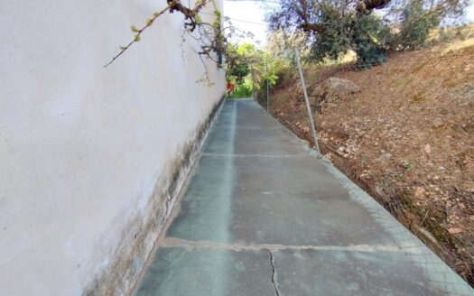 CASA CON TERRENO EN PERIANA