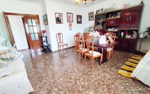 CASA CON TERRENO EN PERIANA