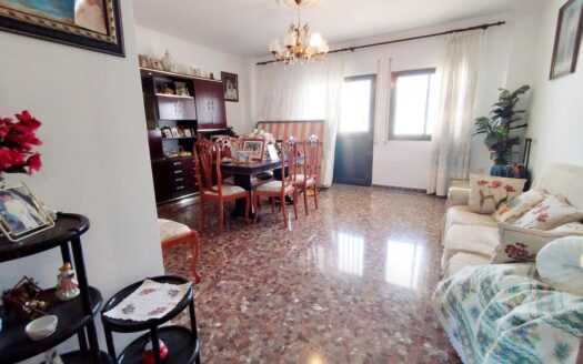 CASA CON TERRENO EN PERIANA