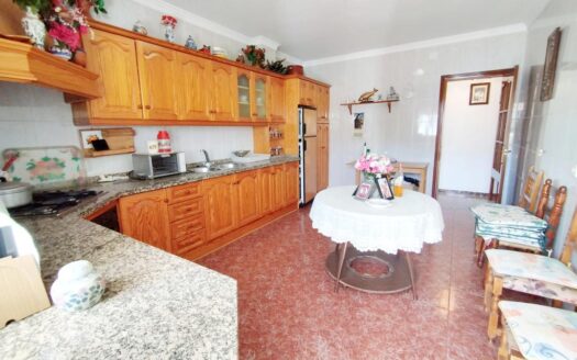 CASA CON TERRENO EN PERIANA