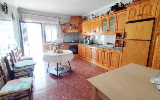 CASA CON TERRENO EN PERIANA