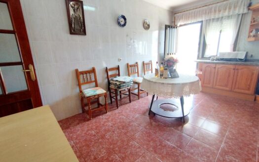 CASA CON TERRENO EN PERIANA