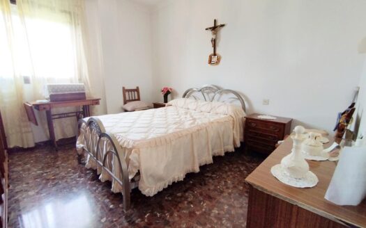 CASA CON TERRENO EN PERIANA