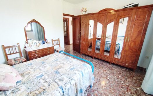 CASA CON TERRENO EN PERIANA