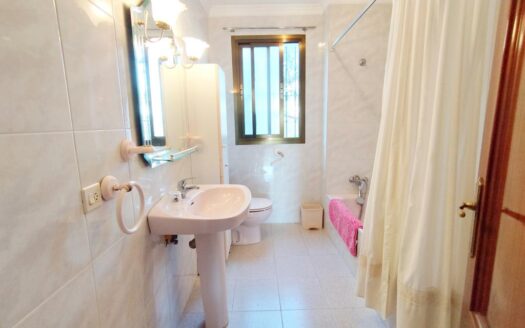 CASA CON TERRENO EN PERIANA