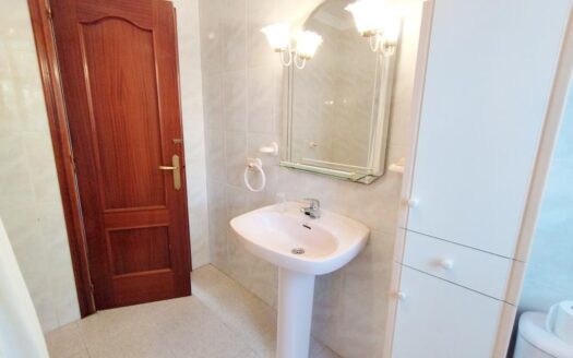 CASA CON TERRENO EN PERIANA