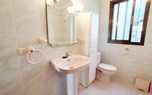 CASA CON TERRENO EN PERIANA