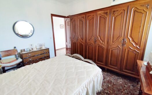 CASA CON TERRENO EN PERIANA