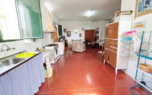 CASA CON TERRENO EN PERIANA