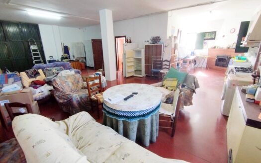 CASA CON TERRENO EN PERIANA