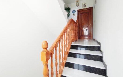 CASA CON TERRENO EN PERIANA