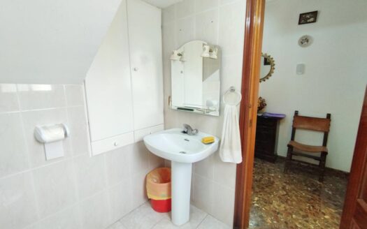 CASA CON TERRENO EN PERIANA