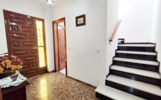 CASA CON TERRENO EN PERIANA