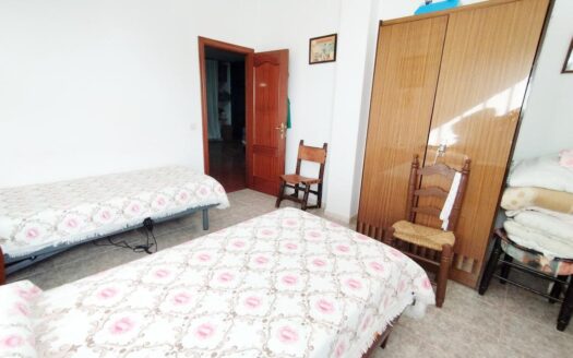 CASA CON TERRENO EN PERIANA