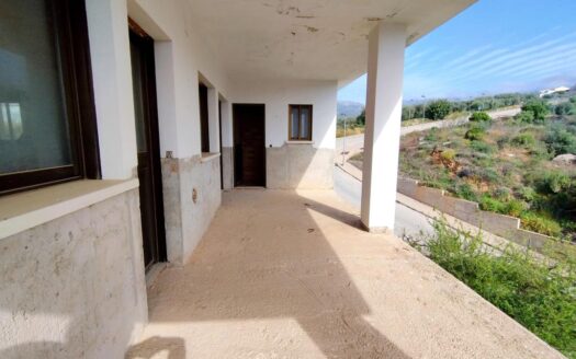 CASA CON TERRENO EN PERIANA