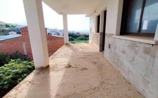 CASA CON TERRENO EN PERIANA